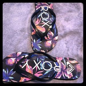 Size 7/8 Colorful flower Roxy Sandals!